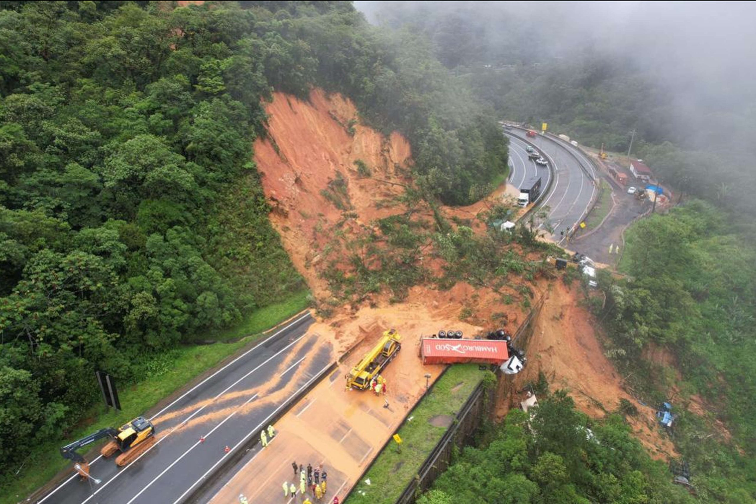 deslizamento de terra na br-376 - paraná - rodovia bloqueada - mortes