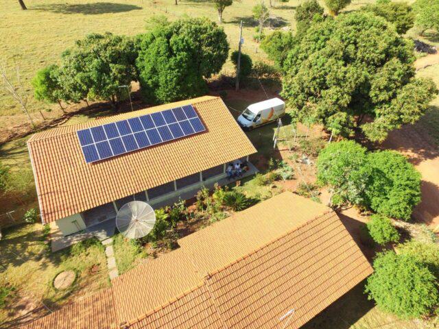 propriedade rural com painel de energia solar