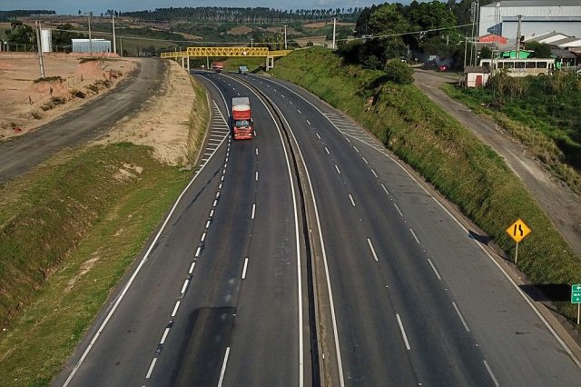 estrada: rodovia no Paraná