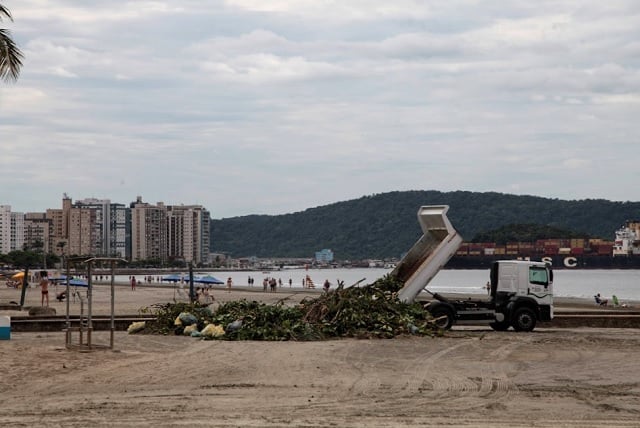 estragos na praia e santos