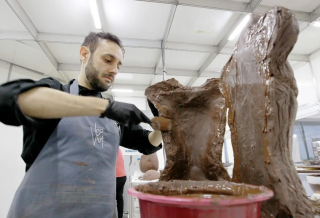 Chocolateiro produz escultura de chocolate no festival.