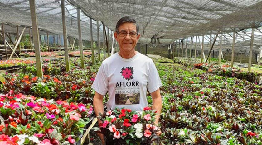 Laerte Correia em sua produção de flores em Ivoti, no Rio Grande do Sul - Foto: Satoshi Suzuki