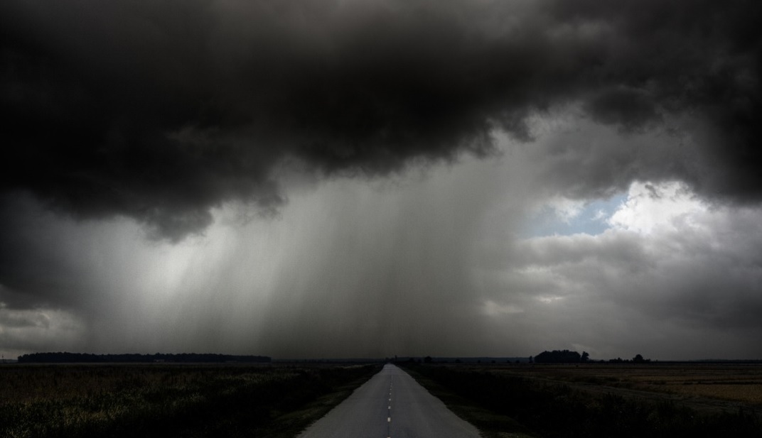 Frente fria se espalha, baixa temperaturas e leva temporais