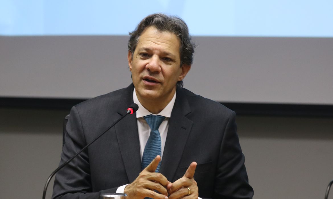 Haddad entrega plano de contigência sobre tarifaço para Lula