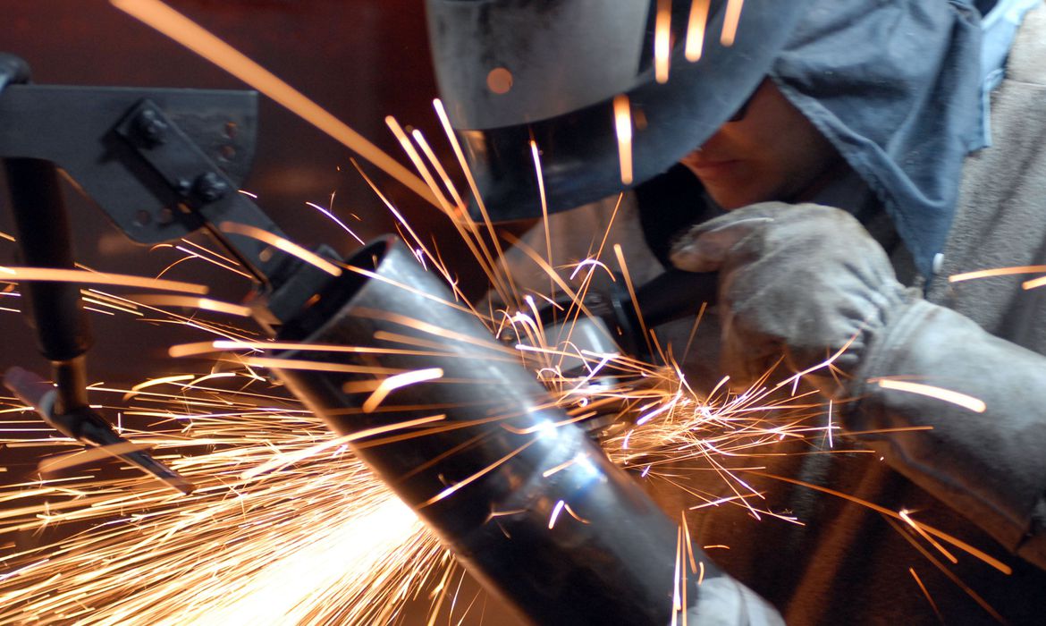 Produção industrial recua 0,2% em julho, aponta IBGE