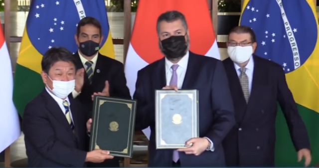 Em visita ao Brasil, ministro do Japão assina parceria para troca de tecnologia no agro