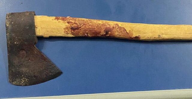 machado manchado de sangue usado para matar gado furtado