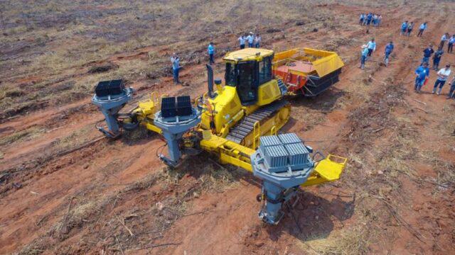 Máquina para o setor florestal planta mais de 900 mudas por hora