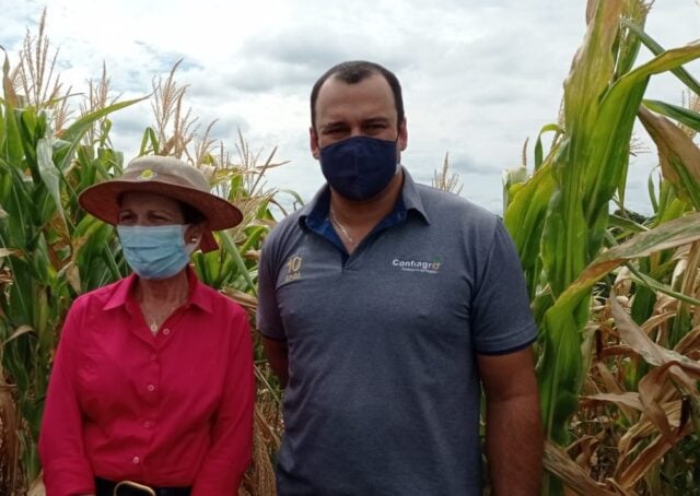A ministra Tereza Cristina e o produtor rural Cristiano Jose Macedo, no município de Lindoeste (PR)