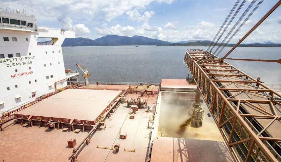 navio Maran Astronomer volta ao Porto de Paranaguá para quebrar recorde de carregamento de farelo de soja