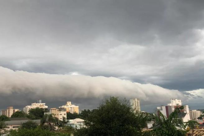 Meteorologia: ‘nuvem rolo’ chama atenção em Santa Catarina; entenda o fenômeno