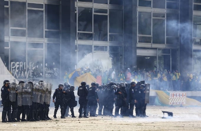 polícia militar do df - praça dos três poderes - manifestação