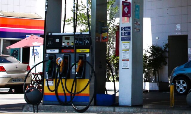 Posto de combustível: bombas de etanol, diesel e gasolina