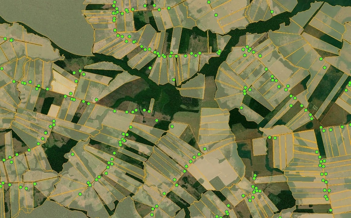 Sobre a imagem de satélite, as linhas amarelas indicam os perímetos de imóveis rurais no CAR; os pontos verdes, a localização de estabelecimentos agropecuários visitados durante o Censo 2017. Foto: Embrapa Territorial
