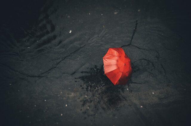 guarda-chuva caído em calçada