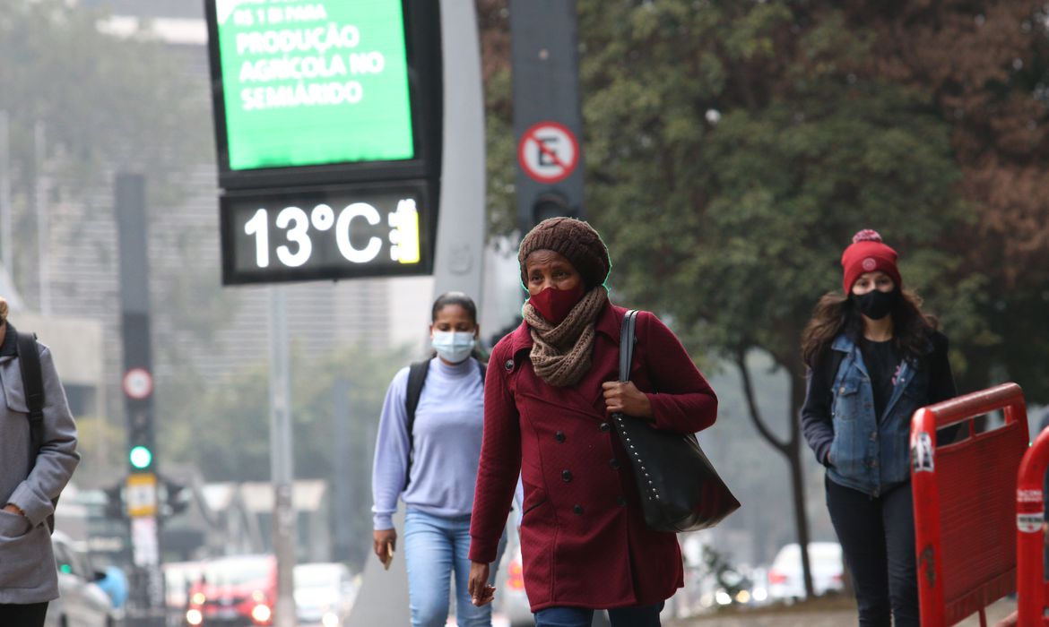 Frio aumenta e massa de ar polar provoca geadas