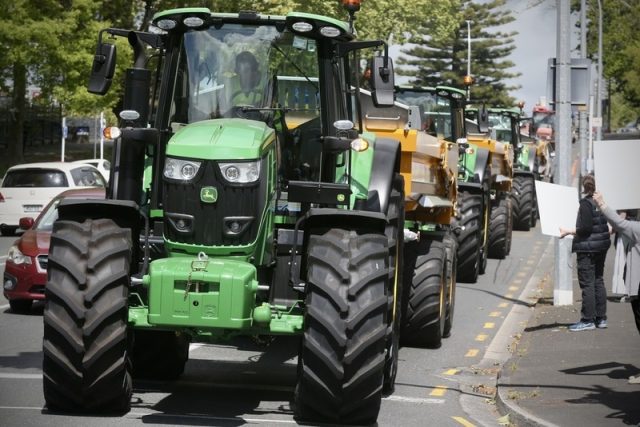 tratores - protesto de agricultores da Nova Zelândia - imposto sobre arrotos de bois