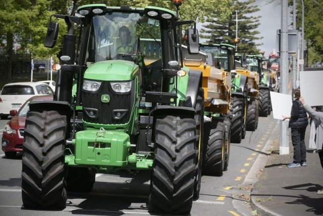 tratores - protesto de produtores rurais da nova zelândia - imposto por arroto do boi