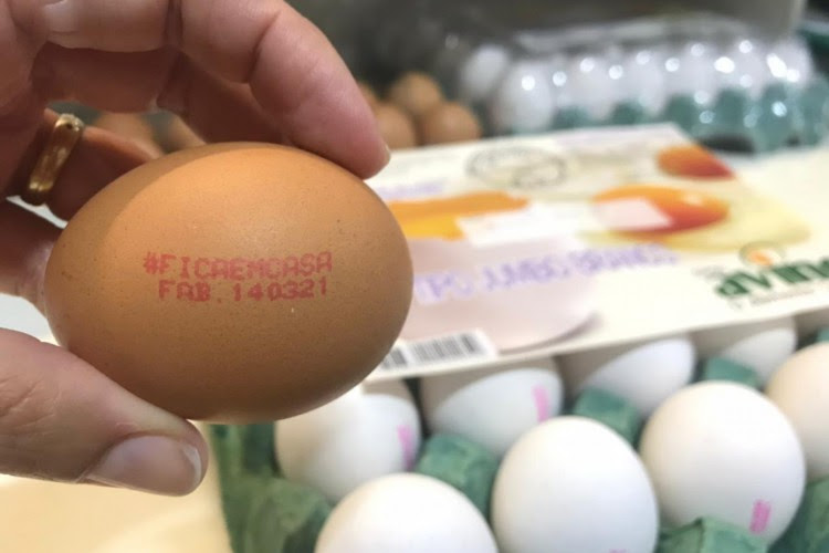 Com mensagem impressa em ovos, granja pede para população ficar em casa